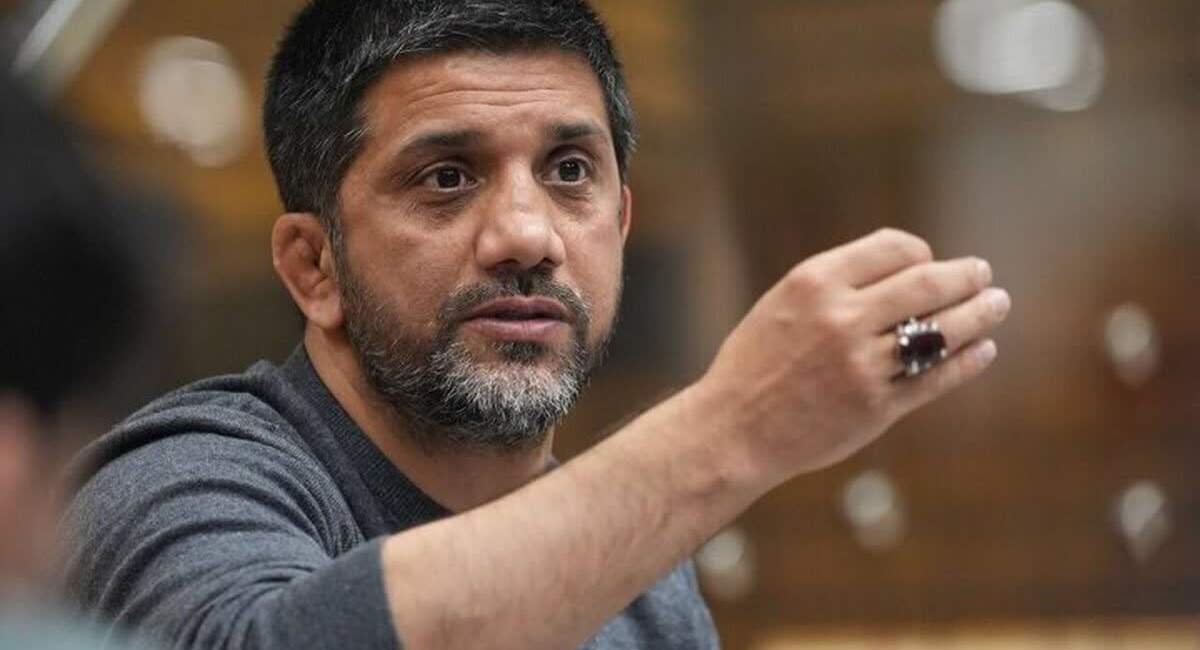به احترام علیرضا دبیر کلاه از سر برمی‌دارم