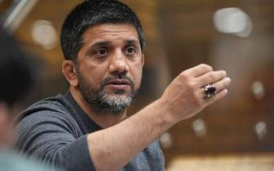 به احترام علیرضا دبیر کلاه از سر برمی‌دارم