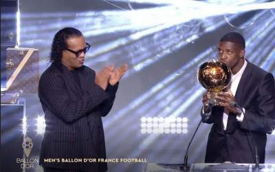 لحظه دریافت توپ طلا از دست شاعر فوتبال +فیلم  <img src="https://cdn.jahannews.com/images/video_icon.png" width="11" height="10" border="0" align="top">