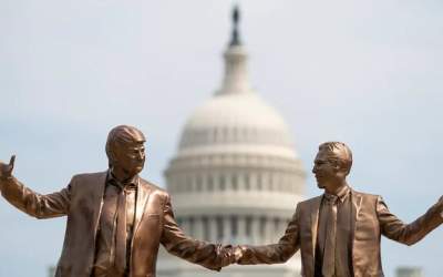 نصب مجسمه ترامپ و مجرم جنسی مقابل کنگره آمریکا