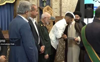 قهرمان کشتی جهان، خادم حرم شاهچراغ شد +فیلم  <img src="https://cdn.jahannews.com/images/video_icon.png" width="16" height="16" border="0" align="top">