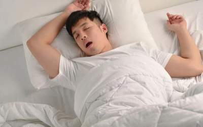 آیا زنان واقعاً کمتر از مردان خروپف می‌کنند؟