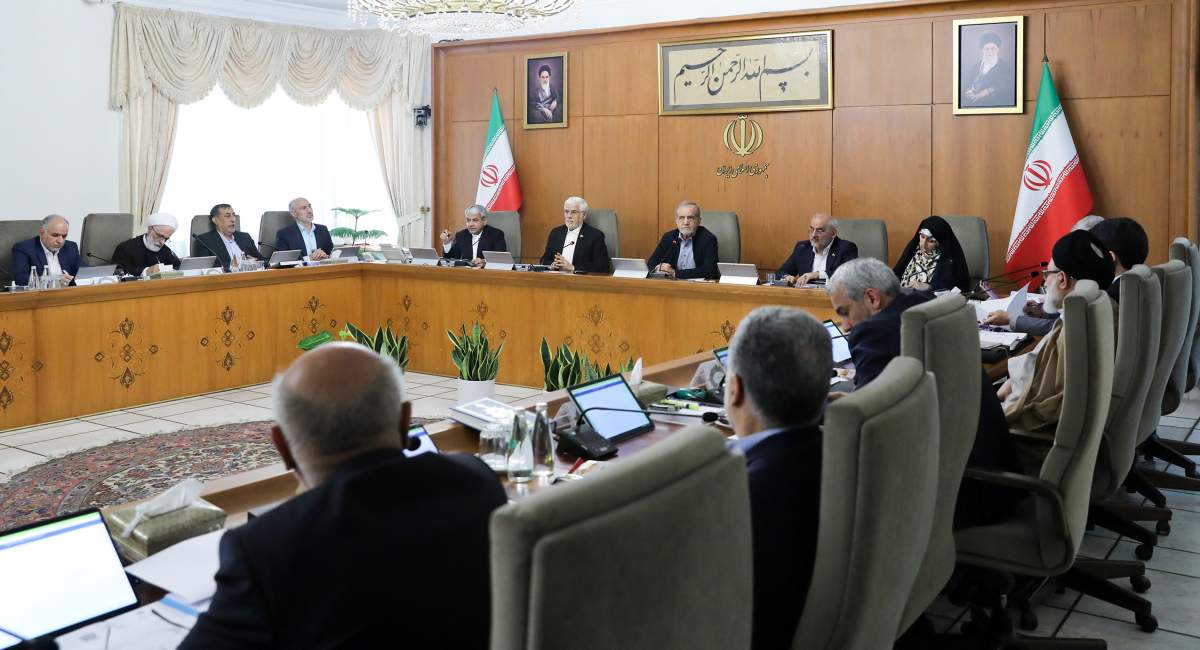 قیمت‌های دل‌بخواهی بدون نگرانی از نظارت!/ برنامه دولت برای مشکلات معیشتی و گرانی‌ها چیست؟/ مسئولان مشکلات را حل کنند نه بیان