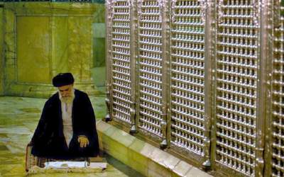 دستخط رهبری در دفتر یادبود حرم حضرت معصومه(س)