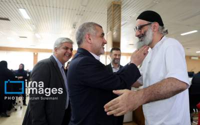 عکس/ شوخی نیکزاد با ریش نفر مقابل