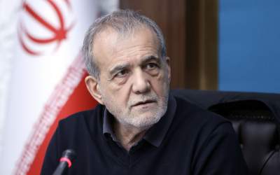 روزنامه کرباسچی: پزشکیان هیچ شعاری جز «دعوا نکنیم» و «کوتاه بیاییم» ندارد/ تخصص معاون سابق پارلمانی هم که جهانگردی بود