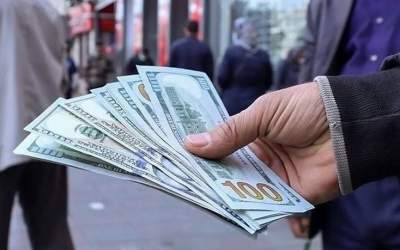 شرق: هلدینگ‌ها بازار ارز را به هم می‌ریزند