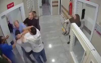 حمله دسته جمعی‌ به پزشک و پرسنل درمانگاه  <img src="https://cdn.jahannews.com/images/video_icon.png" width="16" height="16" border="0" align="top">