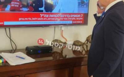 نتانیاهو در حال تماشای زنده تبادل اسرا +عکس