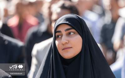 عکس/ دختر حاج قاسم در مراسم تشییع خوش رکاب