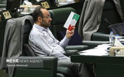 عکس/ مطالعه قانون اساسی در مجلس