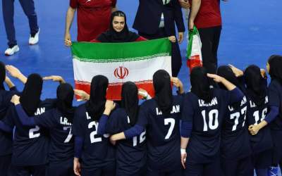 سلام نظامی دختران قهرمان ایران به پرچم