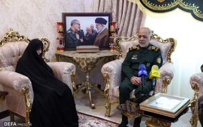 اعطای درجه سپهبدی شهید شادمانی به خانوادهٔ شهید