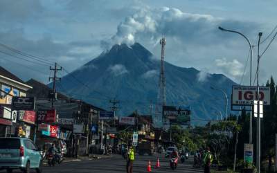عکس/ فعالیت کوه آتشفشانی «مِراپی» در اندونزی