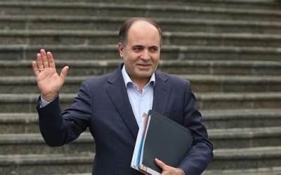 نوری قزلجه عزل می‌شود یا استعفا می‌دهد؟/ پزشکیان به عارف برای پیدا کردن جایگزین ماموریت داده است؟