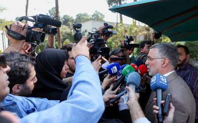 عکس/ وزیر بهداشت محاصره شد