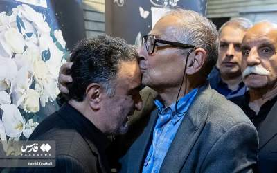 عکس/ بوسه زیباکلام بر سر تاجزاده!