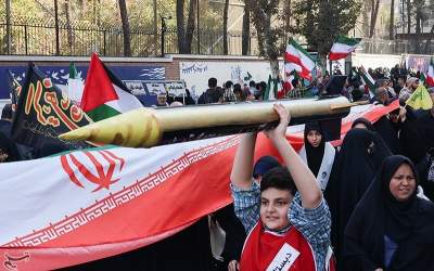 عکس/ حضور یک دانش آموز با موشک در راهپیمایی