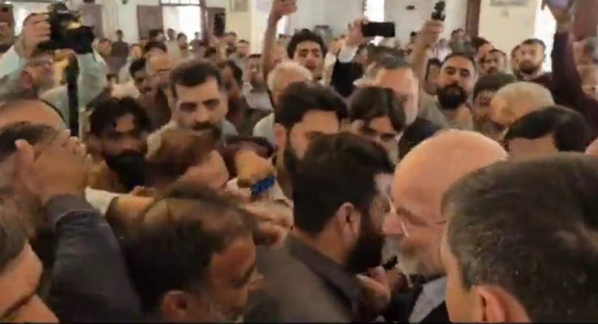 استقبال نمازگزاران نماز جمعه کراچی از قالیباف استقبال نمازگزاران نماز جمعه کراچی از قالیباف