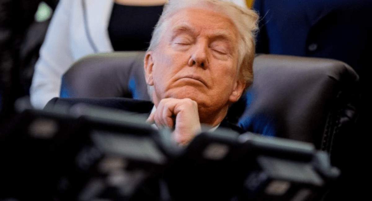 ترامپ هم مثل بایدن خوابالو شد +عکس ترامپ هم مثل بایدن خوابالو شد +عکس