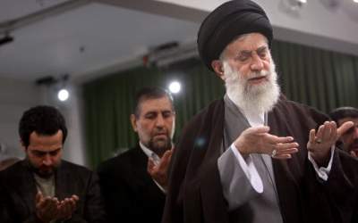 نماز بازیگر نقش یوسف پشت سر رهبرانقلاب