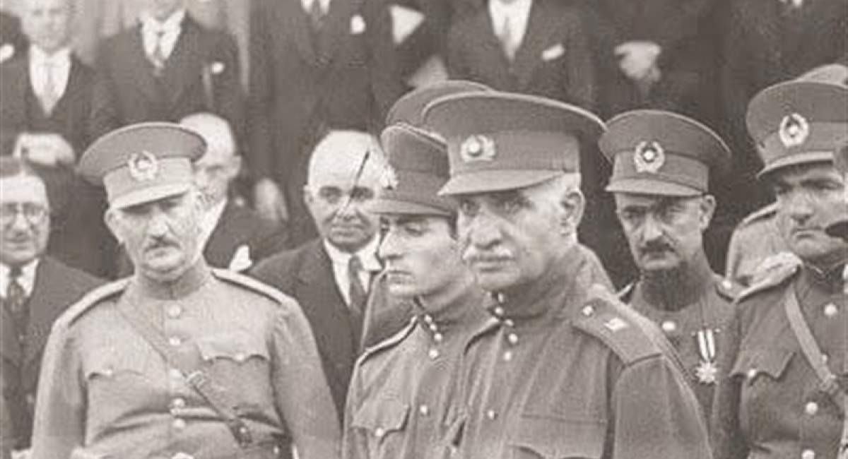 رهبرانقلاب: خاک بر سر رژیم پهلوی رهبرانقلاب: خاک بر سر رژیم پهلوی