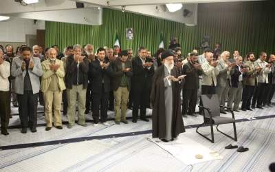 نمازخوندن بازیگر نقش یوزارسیف پشت رهبرانقلاب