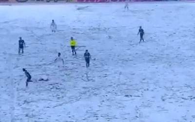 فوتبال زیر کولاک برفی +فیلم  <img src="https://cdn.jahannews.com/images/video_icon.png" width="16" height="16" border="0" align="top">