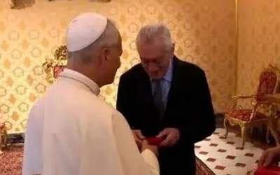 هدیه معنوی پاپ برای بازیگر مشهور هالیوود