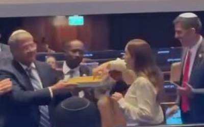 پخش باقلوا توسط بن گویر در کنست اسرائیل  <img src="https://cdn.jahannews.com/images/video_icon.png" width="16" height="16" border="0" align="top">