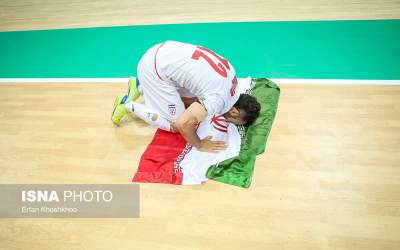 عکس/ سجده شکر روی پرچم ایران