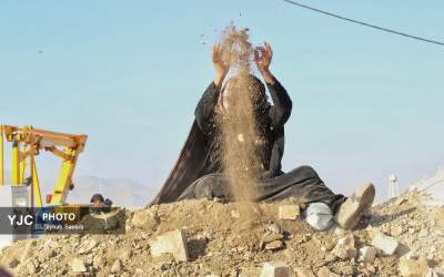 عکس/ وقتی مادری زیر آوار دنبال عزیزانش می گردد