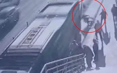 لحظه سقوط مرگبار یک مرد با ویلچر  <img src="https://cdn.jahannews.com/images/video_icon.png" width="16" height="16" border="0" align="top">