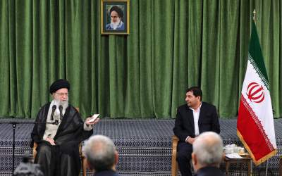 مخبر گفت نگاهم به اشاره حضرت آقاست  <img src="https://cdn.jahannews.com/images/video_icon.png" width="16" height="16" border="0" align="top">