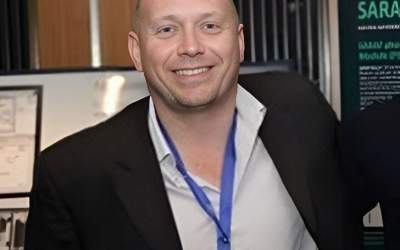 دسته‌گل حنظله در صندوق عقب آیزاک گرتز