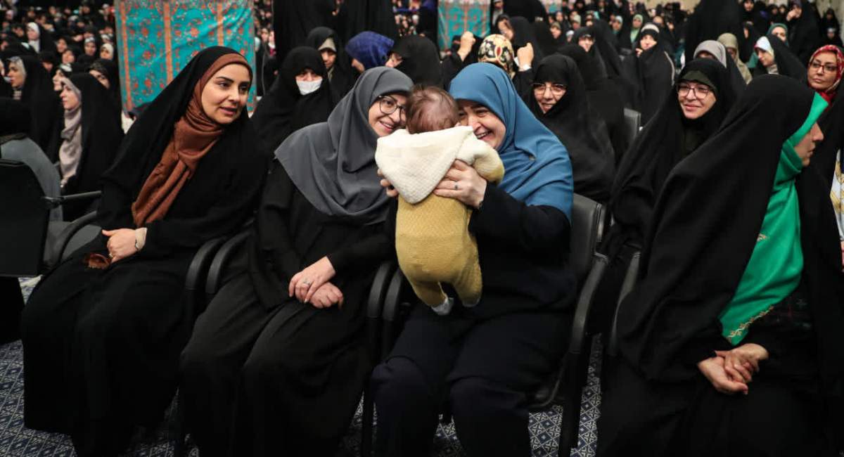 عکس/ نوزادی که خانم‌های دولتی را سرگرم کرد