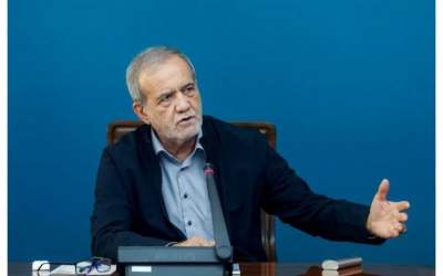 ادامه توصیه‌ها به رئیس جمهور/ فعال اصلاح طلب: پزشکیان به عنوان رئیس کابینه باید مدیران را ارزیابی کند و ناتوان‌ها را کنار بگذارد