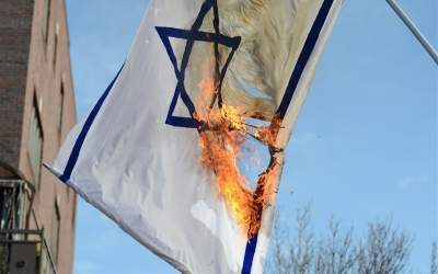 پاره کردن پرچم اسرائیل توسط دو حیوان!  <img src="https://cdn.jahannews.com/images/video_icon.png" width="16" height="16" border="0" align="top">