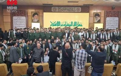 عکس یادگاری فرمانده کل سپاه با دانشجویان