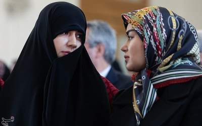 عکس/ گفتگوی دختر شهید سلامی با همسر عراقچی