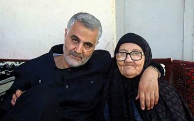 تصویر شهید حاج قاسم سلیمانی کنار «مادر»  <img src="https://cdn.jahannews.com/images/video_icon.png" width="16" height="16" border="0" align="top">