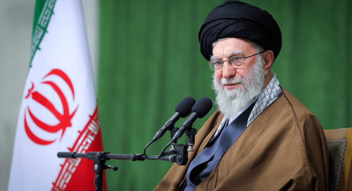 رهبر انقلاب: با همه سختیها و تنگدستیها، نقاط مثبت فراوانی داریم/ تقلیل انگیزههای شهدا به احساسات، ظلم به اشخاص و حادثه جنگ است/ رفتار بعضی دستگاههای فرهنگی انتقال ارزشهای شهدا به نسل جوان را نشان نمیدهد