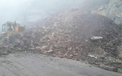 سقوط سنگ بزرگ در یک جاده +فیلم  <img src="https://cdn.jahannews.com/images/video_icon.png" width="11" height="10" border="0" align="top">