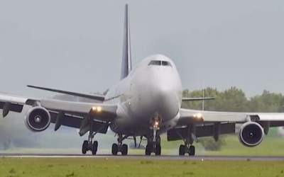 لحظات فرود سخت بویینگ ۷۴۷ +فیلم  <img src="https://cdn.jahannews.com/images/video_icon.png" width="16" height="16" border="0" align="top">