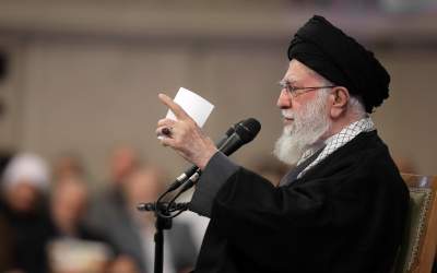 رهبر انقلاب: با معترض حرف می‌زنیم؛ اغتشاش‌گر را باید سر جایش نشاند/ گران شدن بی حساب قیمت ارز خارجی و عدم ثبات آن طبیعی نیست/ در مقابل جنگ نرم دشمن بی‌تفاوت نباشیم  