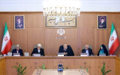 روزنامه اصلاح طلب: دولت به جای مطالبه بازگرداندن ۱۰۰ میلیارد دلار ارز صادراتی، سراغ تک‌نرخی کردن ارز رفت