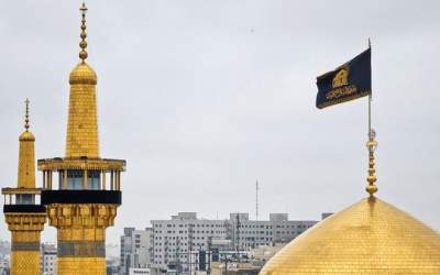 پرچم گنبد حرم امام رضا(ع) به رنگ عزا درآمد