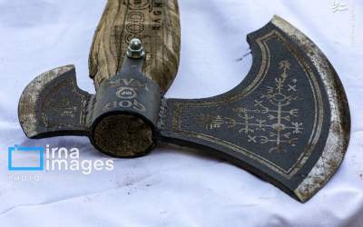 عکس/ یک تبرزین اغتشاشگران با علائم عجیب