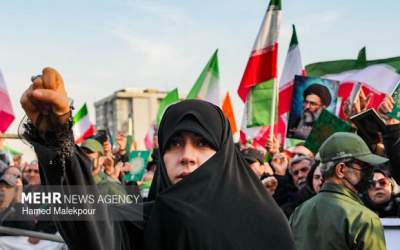 عکس/ دختر شهید سلامی در راهپیمایی ۲۲ دی