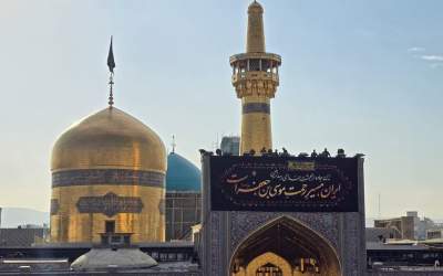 نصب کتیبه شهادت امام کاظم(ع) در حرم رضوی